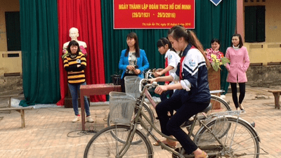 Ảnh học sinh tham gia thi đi xe đạp chậm